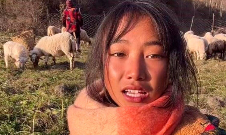 Joven celebridad China sentenciada a prisión por publicidad engañosa en transmisiones en vivo