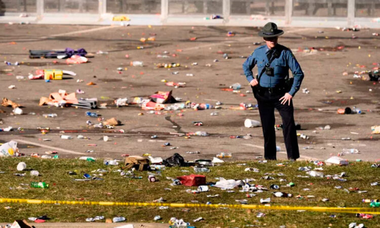 Acusan a tres hombres por tráfico ilegal de armas relacionado con tiroteo en desfile de los Kansas Chiefs