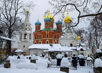 Rusos rinden homenaje a Alexéi Navalni en medio de agitación política