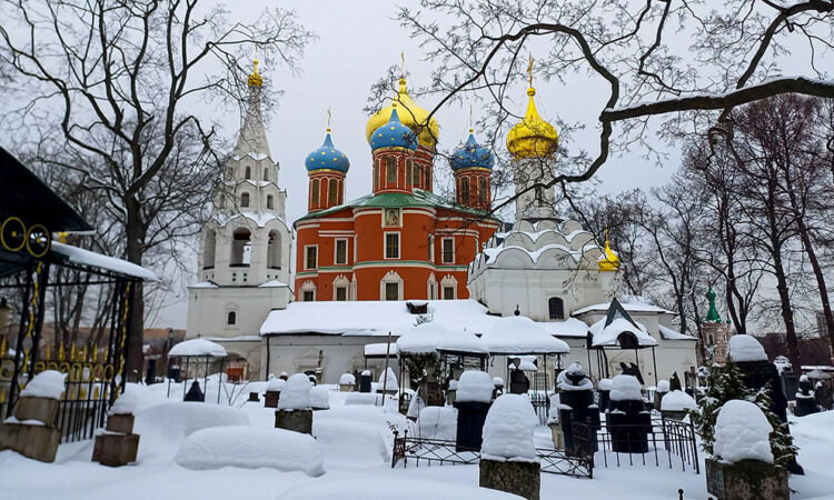 Rusos rinden homenaje a Alexéi Navalni en medio de agitación política