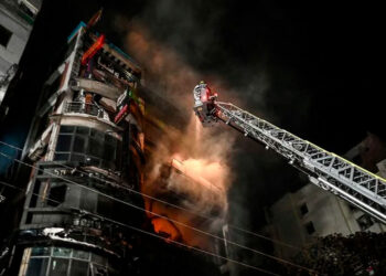 Tragedia en Bangladesh: Incendio en edificio comercial deja al menos 43 muertos