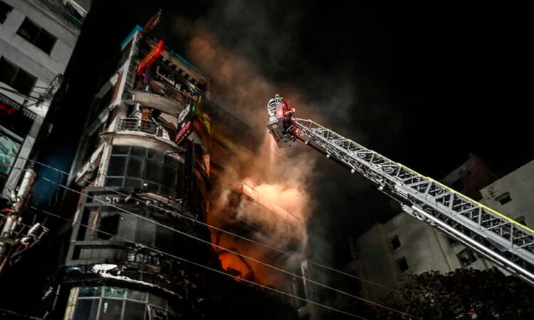 Tragedia en Bangladesh: Incendio en edificio comercial deja al menos 43 muertos