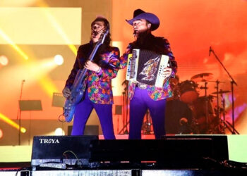 Arrancan con aguacero los Tigres del Norte el Macro Fest