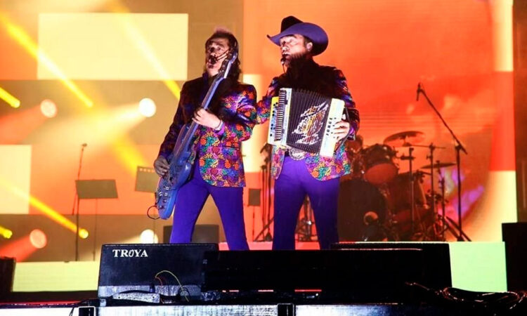 Arrancan con aguacero los Tigres del Norte el Macro Fest