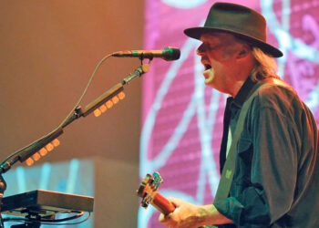 Neil Young vuelve a Spotify después de boicot por Joe Rogan, pero no sin críticas