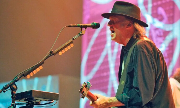 Neil Young vuelve a Spotify después de boicot por Joe Rogan, pero no sin críticas