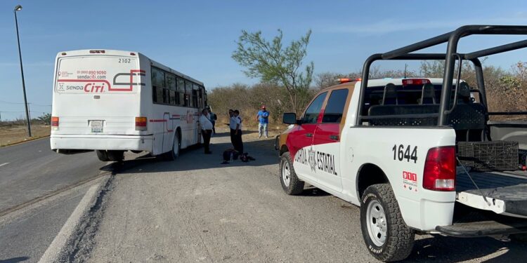 Embisten a motociclista, vive para contarlo