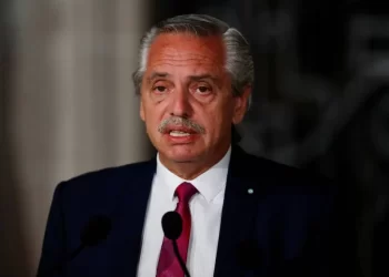 Justicia argentina congela bienes y levanta secreto bancario del expresidente Alberto Fernández