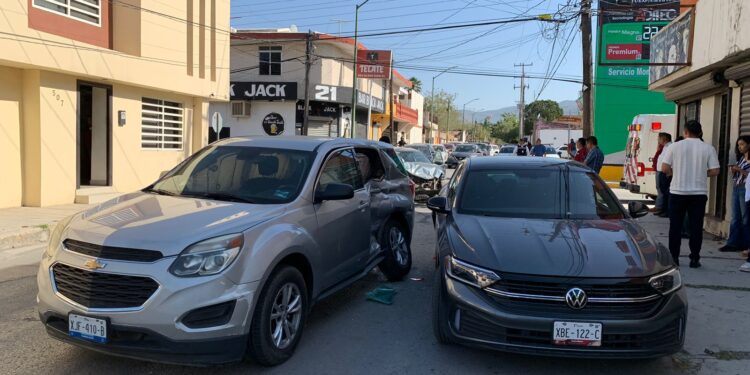 Carambola vehicular en el crucero de calles 21 y Bravo de Cd. Victoria