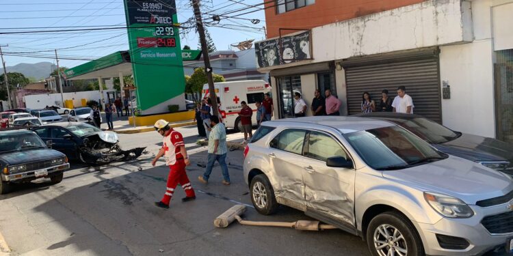 Carambola vehicular en el crucero de calles 21 y Bravo de Cd. Victoria