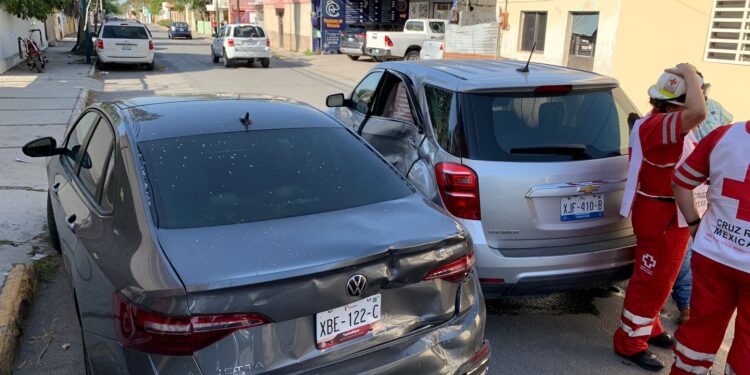 Carambola vehicular en el crucero de calles 21 y Bravo de Cd. Victoria