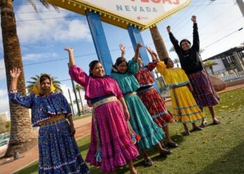 Mujeres rarámuris destacan en reto deportivo de Los Ángeles a Las Vegas, EUA