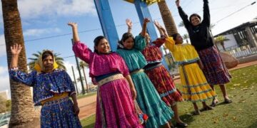 Mujeres rarámuris destacan en reto deportivo de Los Ángeles a Las Vegas, EUA