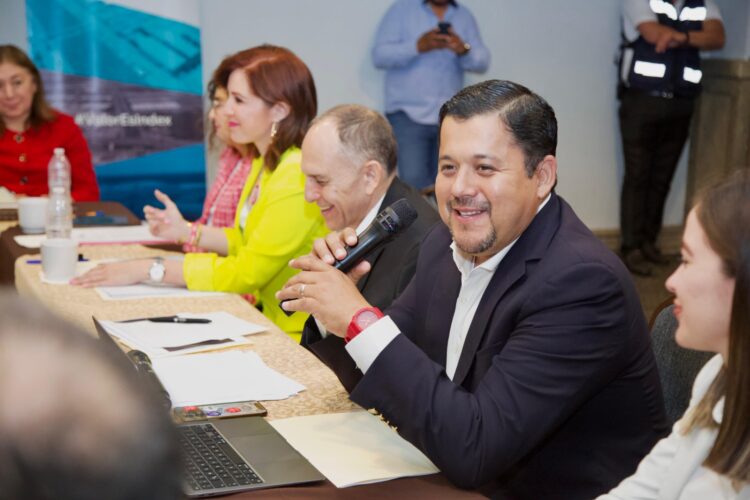 Expone Aturo Núñez propuestas de candidato a Senador ante empresarios fronterizos