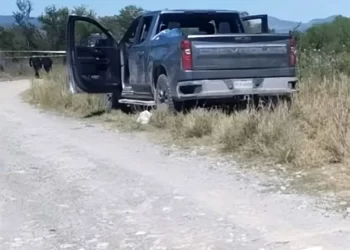 Hallan tres cadáveres con cinta gris en la cabeza en una camioneta en Nuevo León
