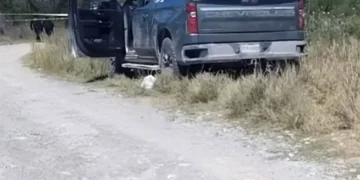 Hallan tres cadáveres con cinta gris en la cabeza en una camioneta en Nuevo León