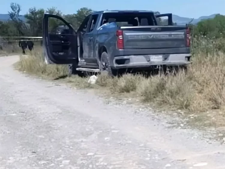 Hallan tres cadáveres con cinta gris en la cabeza en una camioneta en Nuevo León