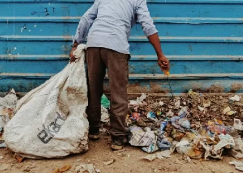 Hombre encuentra 38 mil dólares en bote de basura en Irán y… los devuelve a su dueño