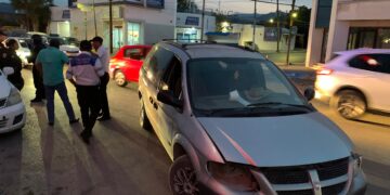 Enamorado provoca choque en el crucero de las calles 8 y Aldama