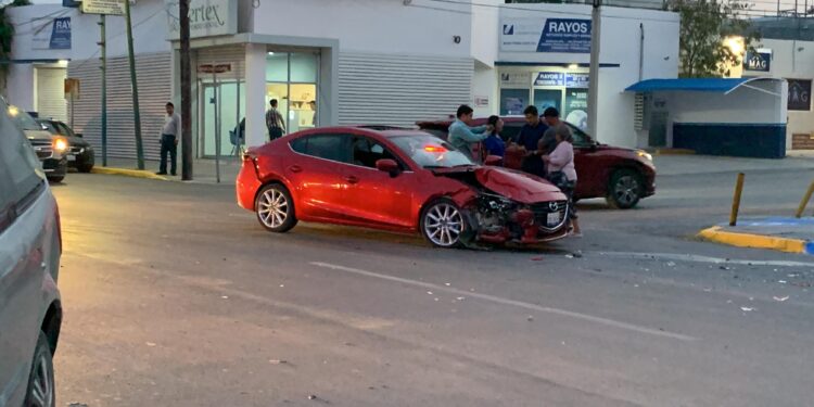 Enamorado provoca choque en el crucero de las calles 8 y Aldama