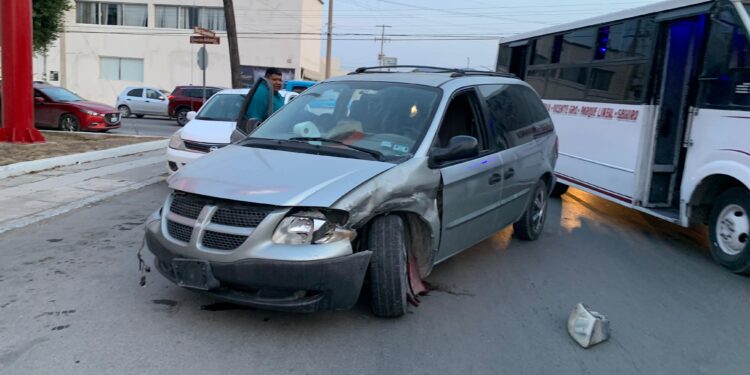 Enamorado provoca choque en el crucero de las calles 8 y Aldama