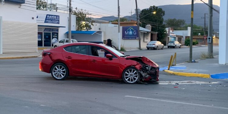 Enamorado provoca choque en el crucero de las calles 8 y Aldama
