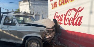 Choca en el crucero 5 y Matamoros y termina estrellado en negocio de “Gorditas”