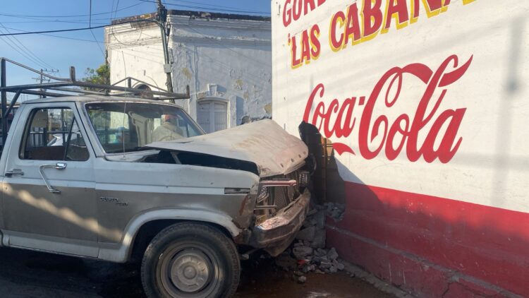 Choca en el crucero 5 y Matamoros y termina estrellado en negocio de “Gorditas”