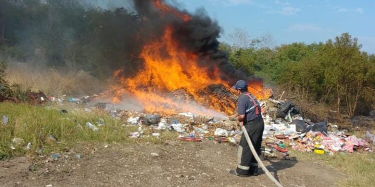 Bomberos piden no hacer quemas de pastizales o basura en lotes baldíos