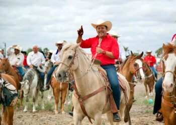 Cabalgan de Matamoros y brindan su apoyo a Arturo Núñez rumbo al Senado