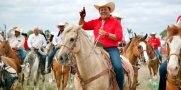 Cabalgan de Matamoros y brindan su apoyo a Arturo Núñez rumbo al Senado