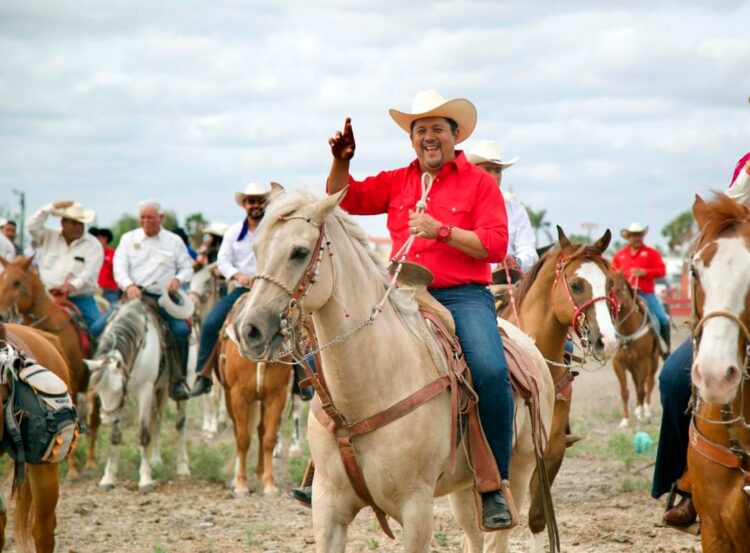 Cabalgan de Matamoros y brindan su apoyo a Arturo Núñez rumbo al Senado
