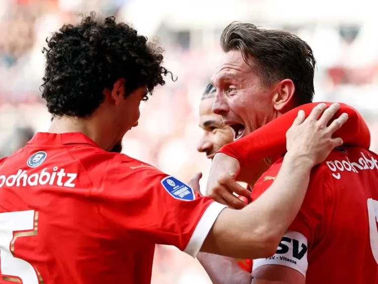 ‘El Chucky’ Lozano rompe sequía goleadora; PSV cerca del título