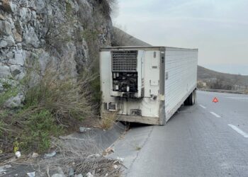 Se desprende contenedor de tráiler en carretera “Rumbo Nuevo”