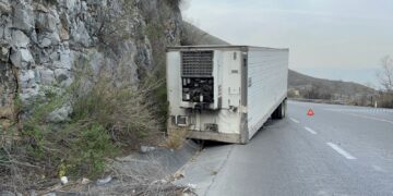 Se desprende contenedor de tráiler en carretera “Rumbo Nuevo”