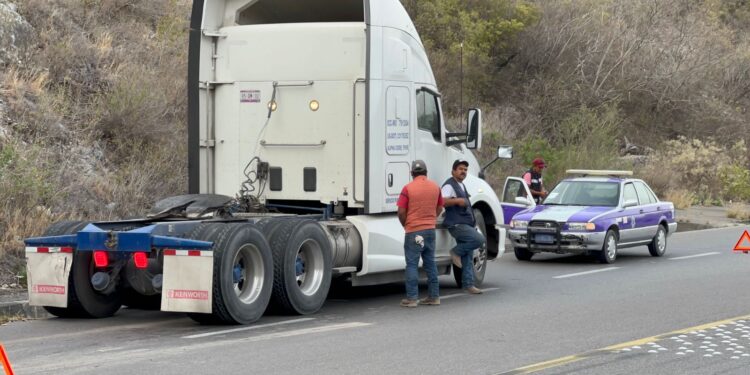 Se desprende contenedor de tráiler en carretera “Rumbo Nuevo”