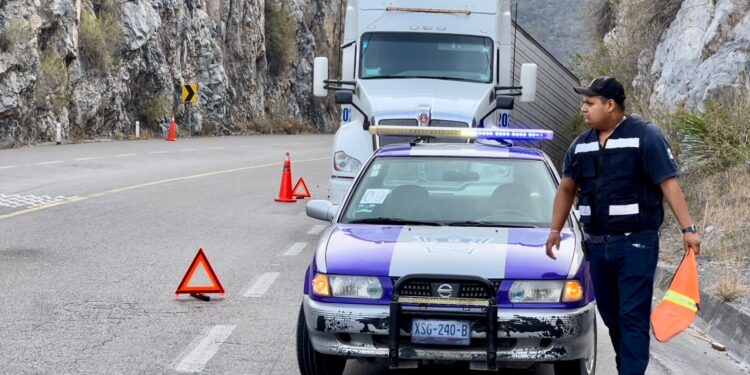 Se desprende contenedor de tráiler en carretera “Rumbo Nuevo”