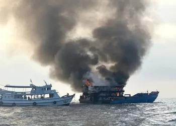 Pánico en el Golfo de Tailandia: Incendio en ferry con 108 pasajeros a bordo