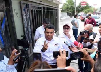 Dialogan Lalo Gattás y Blanca Anzaldúa con comerciantes de Avenida Zeferino Fajardo