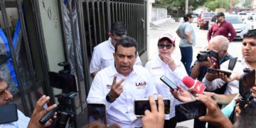 Dialogan Lalo Gattás y Blanca Anzaldúa con comerciantes de Avenida Zeferino Fajardo