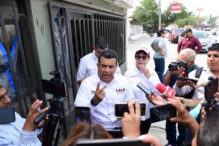 Dialogan Lalo Gattás y Blanca Anzaldúa con comerciantes de Avenida Zeferino Fajardo