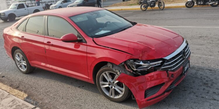 Niña herida en choque vehicular en crucero Bravo y Fidel Velázquez