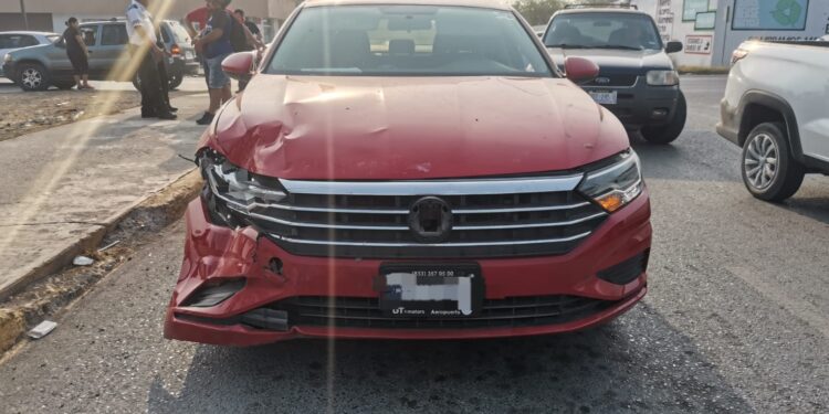 Niña herida en choque vehicular en crucero Bravo y Fidel Velázquez