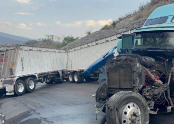Tráiler se estrella en talud de sierra en carretera Victoria-Jaumave-SLP