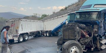 Tráiler se estrella en talud de sierra en carretera Victoria-Jaumave-SLP