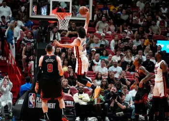 Mexicano brilla en el Heat; Miami avanza a playoffs de la NBA