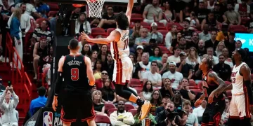 Mexicano brilla en el Heat; Miami avanza a playoffs de la NBA