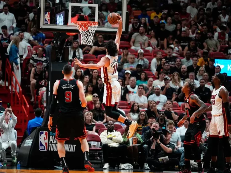 Mexicano brilla en el Heat; Miami avanza a playoffs de la NBA