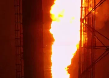 Se registra explosión e incendio en refinería de Pemex en Veracruz