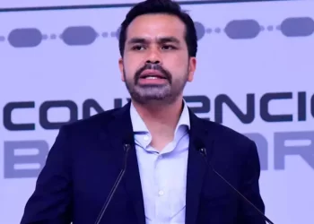 Máynez señala que Pemex está hipotecando el futuro de México